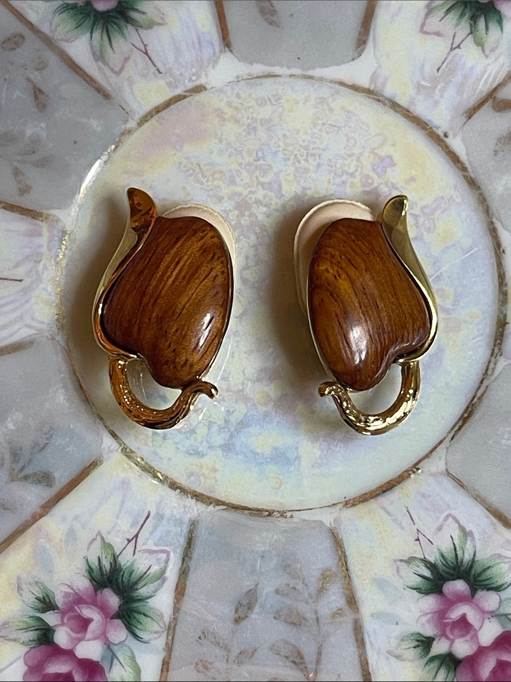 Vintage Polished Wood Gold Tone Accent Tulip Clip-On Earrings